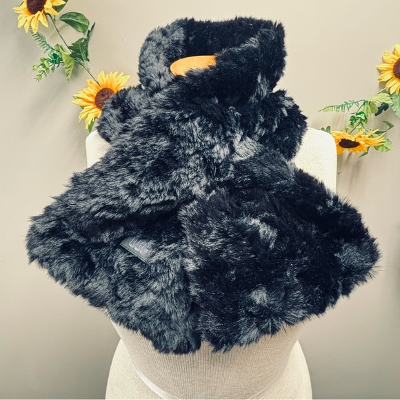 UGG Women's Faux Fur Pull Through Luxurious Scarf Black - Picture 1 of 6